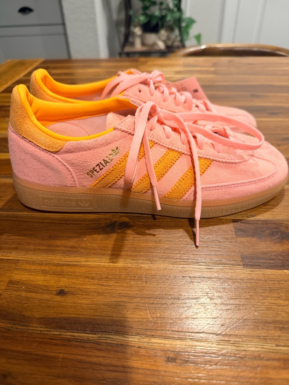 adidas Handball Spezial
Glow Pink Flash Orange (Women's) - Picture 3 of 9